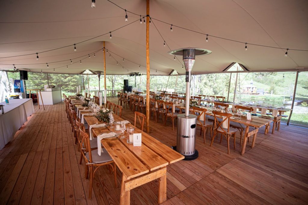 Outdoor-Hochzeit unter einem Stretchzelt mit stilvoller Dekoration und festlicher Bestuhlung