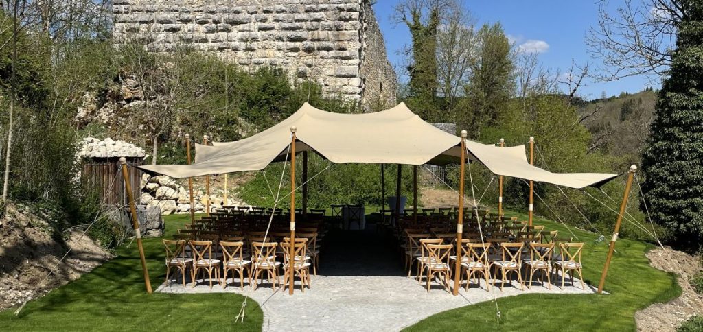 Flexzelt für freie Trauung in einer Eventlocation als stilvolle Outdoor-Lösung