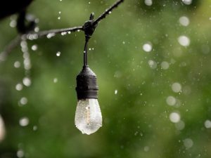 Stretchzelt schützt private Feier vor Regen