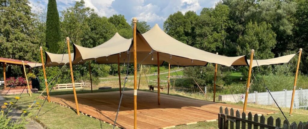 Professionell verlegter Holzboden von Mo’s tent & event – stabile, ebene Eventfläche für Stretchzelte und Outdoor-Veranstaltungen.
