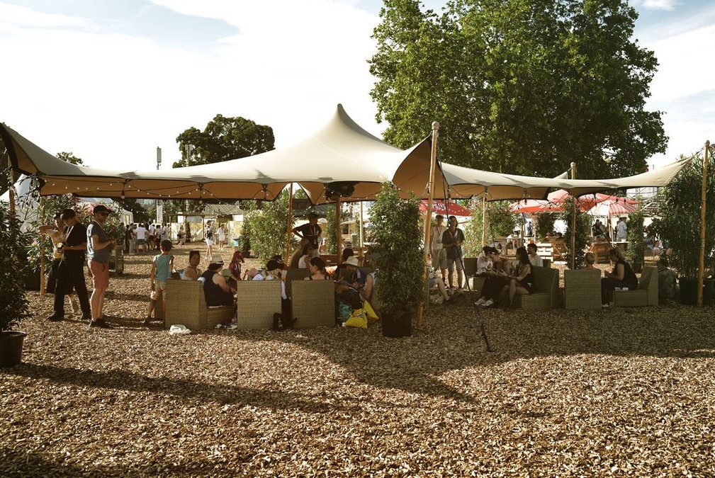 Loungebereich mit Stretchzelten beim Kesselfestival als schattiger Aufenthaltsort für Besucher