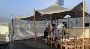 Outdoor Messestand mit Stretchzelt – aufmerksamkeitsstarker Messeauftritt