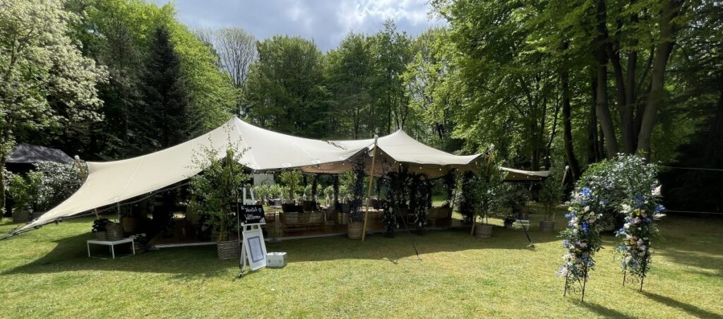 Flexzelt mieten für Events – Stretchzelt von Mo’s tent & event als stilvolle, wetterfeste Eventüberdachung im Grünen.