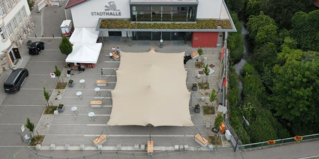Sektempfang unter Flexzelt vor der Stadthalle Bräunlingen bei sommerlichem Firmenevent