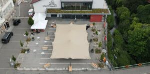Sektempfang unter Flexzelt vor der Stadthalle Bräunlingen bei sommerlichem Firmenevent