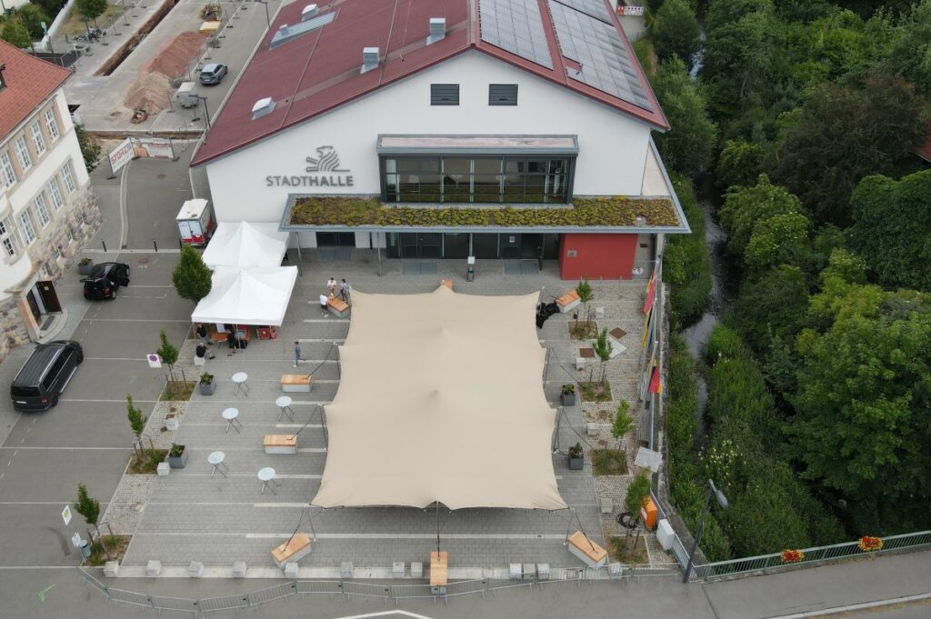 Sektempfang unter Flexzelt vor der Stadthalle Bräunlingen bei sommerlichem Firmenevent