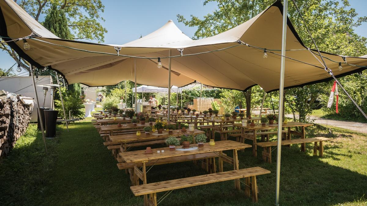 Stretchzelt für große Hochzeitsgesellschaft im eigenen Garten
