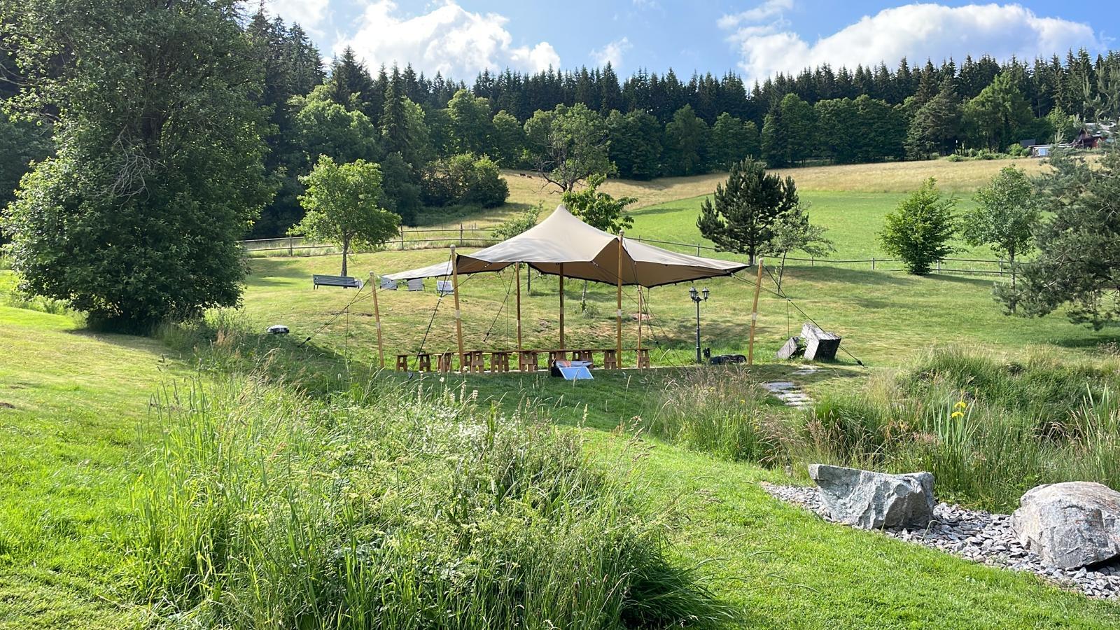 Hochzeit im Flexzelt mit rustikaler Holzausstattung