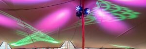 Beleuchtetes Stretchzelt mit moderner Event-Lichttechnik für Veranstaltungen in Baden-Württemberg
