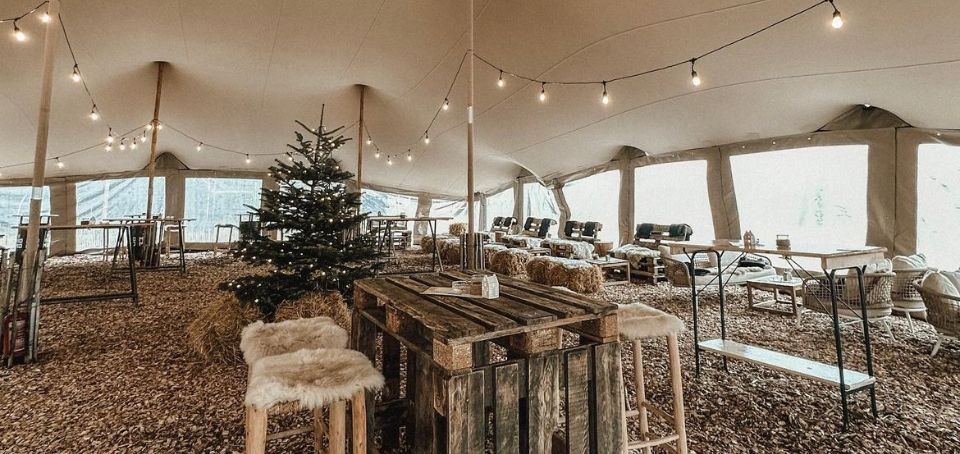 Winterliche Weihnachtsfeier im Stretchzelt mit Lichterketten und Feuerschalen – Outdoor Event im Schwarzwald, organisiert von Mo’s Tent & Event.