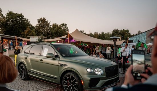 Exklusive Produktpräsentation bei einem Firmenevent unter einem Stretchzelt mit Gästen am Abend