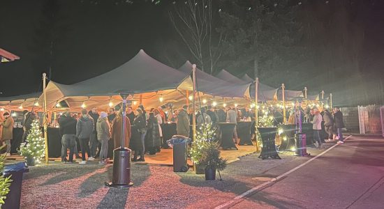 Weihnachtsfeier der Firma Pfisterer unter festlich beleuchteten Stretchzelten mit Stehtischen