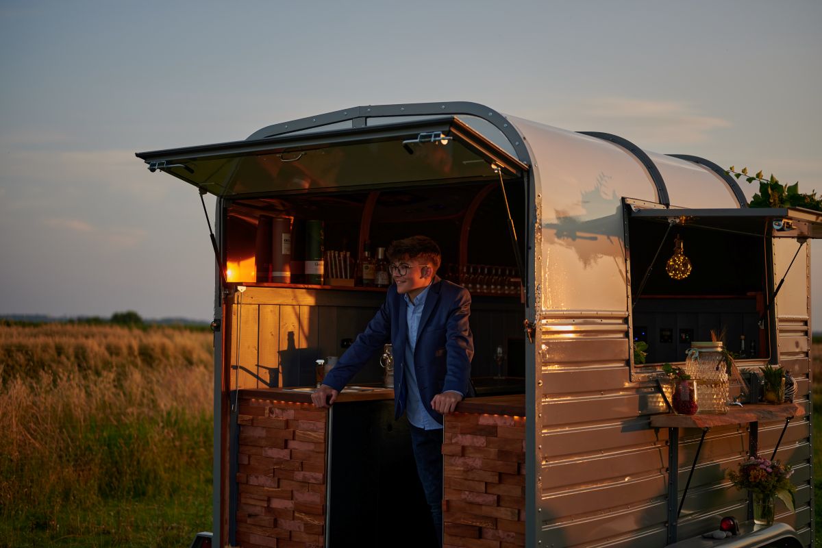 Pferdeanhänger als mobile Bar umgebaut