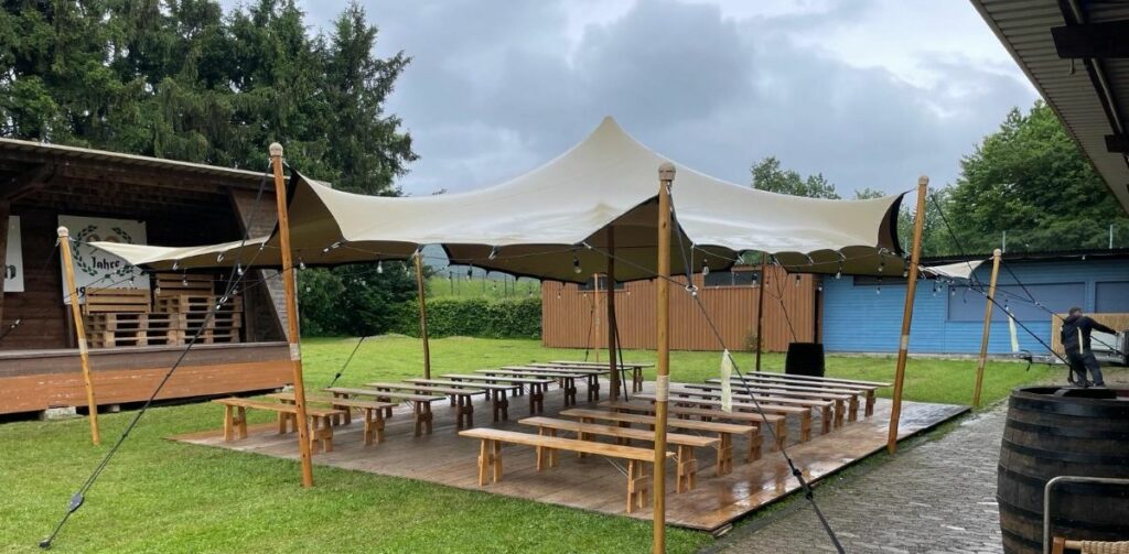 Stretchzelt als wetterfeste Outdoor-Eventlösung bei wechselhaftem Wetter